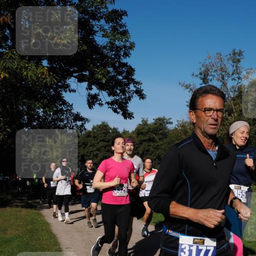 28.09.2025 - 33. Volkslauf durch das schöne Alstertal Fabian Wolf http://msf.ph/oto/8980350 28.09.2025 10:35:45 Laufen 3901, 3181, 4, 3295, 3329, 3177, 355 meine-sportfotos.de