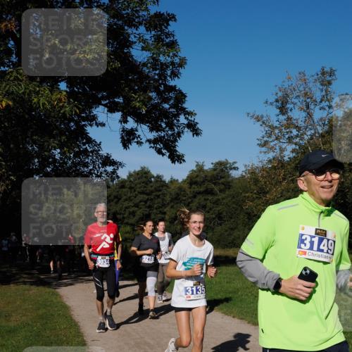 28.09.2025 - 33. Volkslauf durch das schöne Alstertal Fabian Wolf http://msf.ph/oto/8980401 28.09.2025 10:35:53 Laufen 3034, 3218, 13135, 3149 meine-sportfotos.de