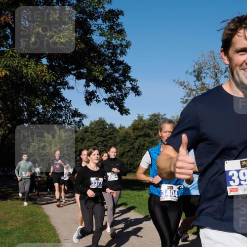 28.09.2025 - 33. Volkslauf durch das schöne Alstertal Fabian Wolf http://msf.ph/oto/8980609 28.09.2025 10:36:22 Laufen 3348, 3377, 3054, 3404, 39 meine-sportfotos.de