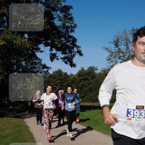 28.09.2025 - 33. Volkslauf durch das schöne Alstertal Fabian Wolf http://msf.ph/oto/8980642 28.09.2025 10:36:27 Laufen 3130, 3123, 393 meine-sportfotos.de