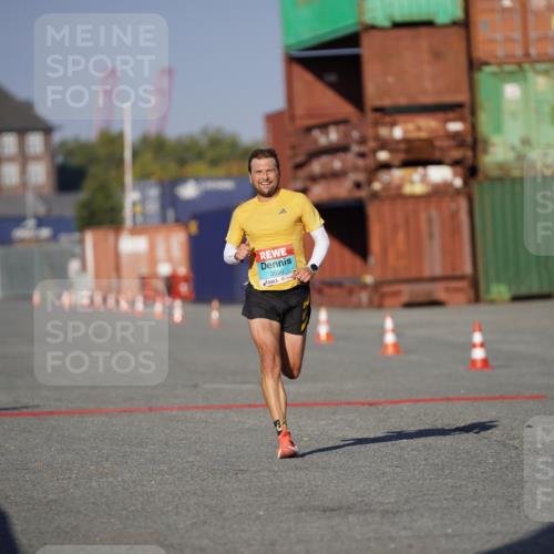 03.10.2025 - Köhlbrandbrückenlauf Michael Burmester http://msf.ph/oto/8991302 03.10.2025 09:45:03 Ziel 3590 meine-sportfotos.de