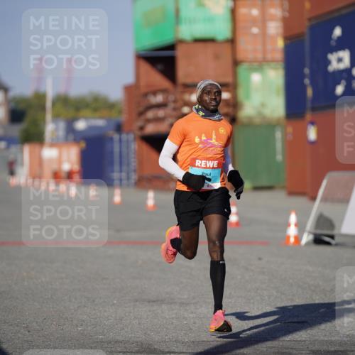 03.10.2025 - Köhlbrandbrückenlauf Michael Burmester http://msf.ph/oto/8991400 03.10.2025 09:46:26 Ziel 3714, 3807 meine-sportfotos.de