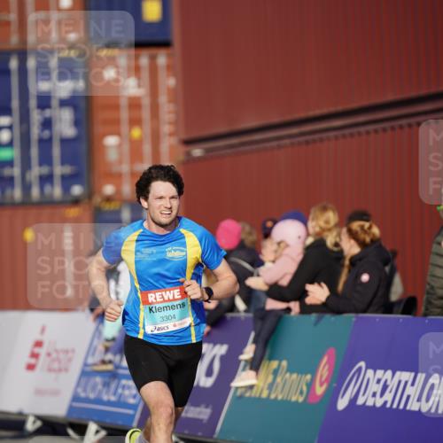 03.10.2025 - Köhlbrandbrückenlauf Michael Burmester http://msf.ph/oto/8991526 03.10.2025 09:47:43 Ziel 1062, 3304, 3336 meine-sportfotos.de