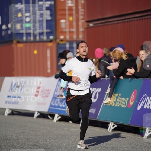 03.10.2025 - Köhlbrandbrückenlauf Michael Burmester http://msf.ph/oto/8991543 03.10.2025 09:47:45 Ziel 1062, 3304, 3336 meine-sportfotos.de