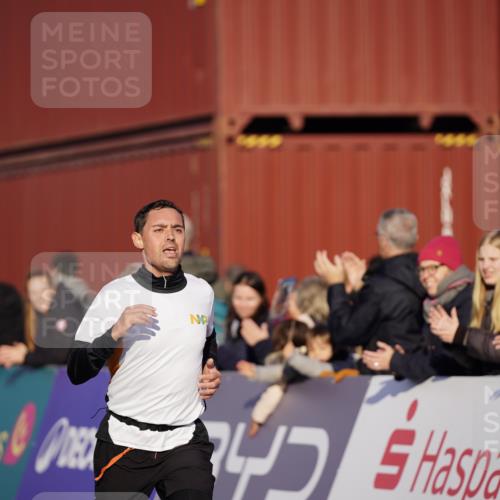 03.10.2025 - Köhlbrandbrückenlauf Michael Burmester http://msf.ph/oto/8991549 03.10.2025 09:47:46 Ziel 1062, 3304, 3336 meine-sportfotos.de