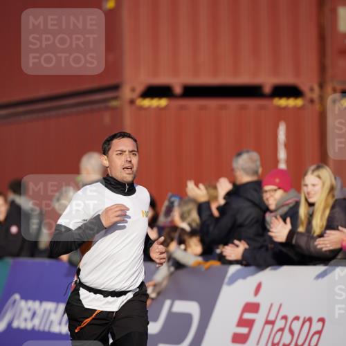 03.10.2025 - Köhlbrandbrückenlauf Michael Burmester http://msf.ph/oto/8991554 03.10.2025 09:47:46 Ziel 1062, 3304, 3336 meine-sportfotos.de