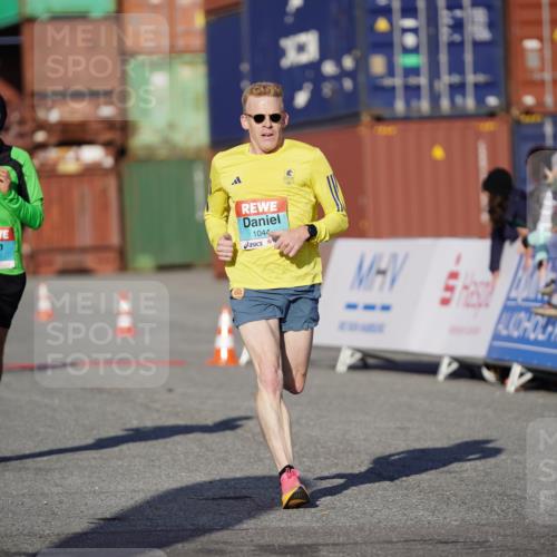 03.10.2025 - Köhlbrandbrückenlauf Michael Burmester http://msf.ph/oto/8991954 03.10.2025 09:50:50 Ziel 1044, 2701 meine-sportfotos.de