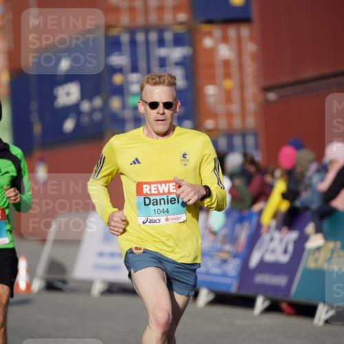 03.10.2025 - Köhlbrandbrückenlauf Michael Burmester http://msf.ph/oto/8991971 03.10.2025 09:50:51 Ziel 1007, 1017, 1044, 2701 meine-sportfotos.de