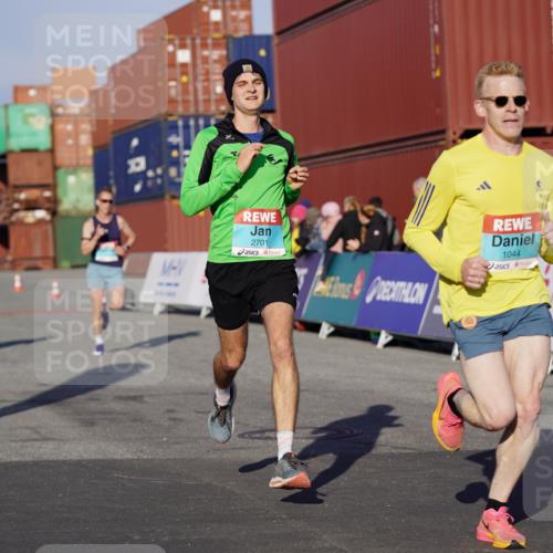 03.10.2025 - Köhlbrandbrückenlauf Michael Burmester http://msf.ph/oto/8991977 03.10.2025 09:50:52 Ziel 1007, 1017, 1044, 2701 meine-sportfotos.de