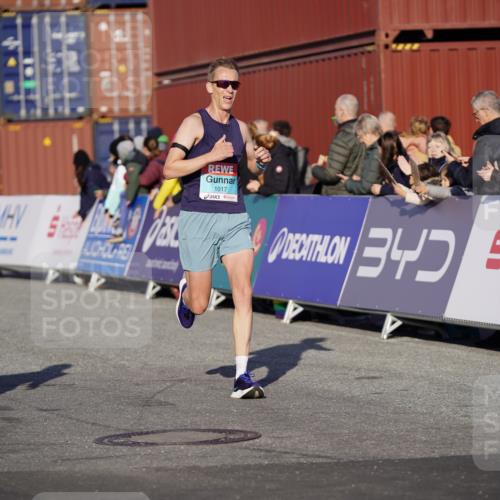 03.10.2025 - Köhlbrandbrückenlauf Michael Burmester http://msf.ph/oto/8991993 03.10.2025 09:50:54 Ziel 1007, 1017, 1044, 2701 meine-sportfotos.de