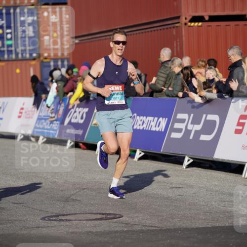 03.10.2025 - Köhlbrandbrückenlauf Michael Burmester http://msf.ph/oto/8992000 03.10.2025 09:50:54 Ziel 1007, 1017, 1044, 2701 meine-sportfotos.de