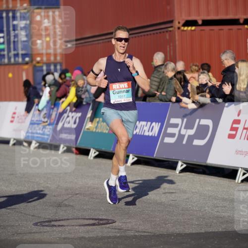 03.10.2025 - Köhlbrandbrückenlauf Michael Burmester http://msf.ph/oto/8992008 03.10.2025 09:50:54 Ziel 1007, 1017, 1044, 2701 meine-sportfotos.de