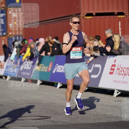 03.10.2025 - Köhlbrandbrückenlauf Michael Burmester http://msf.ph/oto/8992015 03.10.2025 09:50:55 Ziel 1007, 1017, 1044, 2701 meine-sportfotos.de