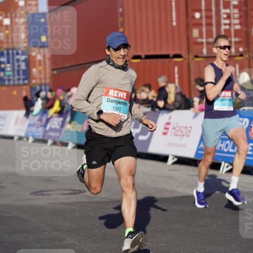 03.10.2025 - Köhlbrandbrückenlauf Michael Burmester http://msf.ph/oto/8992027 03.10.2025 09:50:55 Ziel 1007, 1017, 1044, 2701 meine-sportfotos.de