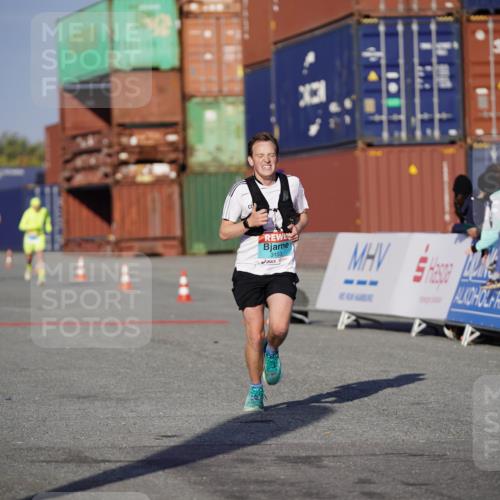 03.10.2025 - Köhlbrandbrückenlauf Michael Burmester http://msf.ph/oto/8992046 03.10.2025 09:51:00 Ziel 1007, 1017, 2701, 3153 meine-sportfotos.de