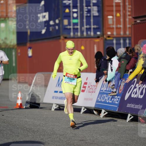03.10.2025 - Köhlbrandbrückenlauf Michael Burmester http://msf.ph/oto/8992070 03.10.2025 09:51:09 Ziel 3153, 3154, 3460 meine-sportfotos.de