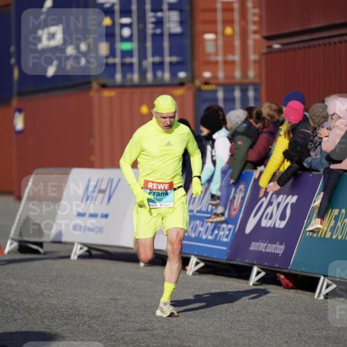 03.10.2025 - Köhlbrandbrückenlauf Michael Burmester http://msf.ph/oto/8992075 03.10.2025 09:51:09 Ziel 3153, 3154, 3460 meine-sportfotos.de