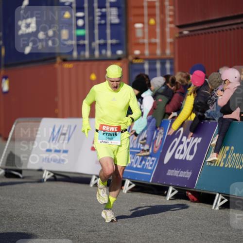 03.10.2025 - Köhlbrandbrückenlauf Michael Burmester http://msf.ph/oto/8992082 03.10.2025 09:51:09 Ziel 3153, 3154, 3460 meine-sportfotos.de