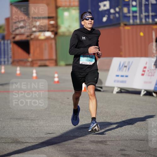 03.10.2025 - Köhlbrandbrückenlauf Michael Burmester http://msf.ph/oto/8992284 03.10.2025 09:51:34 Ziel 1034, 1057 meine-sportfotos.de
