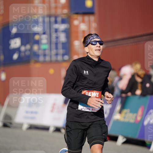03.10.2025 - Köhlbrandbrückenlauf Michael Burmester http://msf.ph/oto/8992290 03.10.2025 09:51:35 Ziel 1034, 1057 meine-sportfotos.de