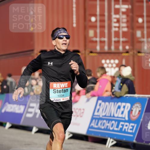 03.10.2025 - Köhlbrandbrückenlauf Michael Burmester http://msf.ph/oto/8992303 03.10.2025 09:51:36 Ziel 1034, 1057 meine-sportfotos.de