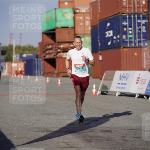 03.10.2025 - Köhlbrandbrückenlauf Michael Burmester http://msf.ph/oto/8992390 03.10.2025 09:51:51 Ziel 3086, 3809 meine-sportfotos.de
