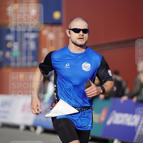 03.10.2025 - Köhlbrandbrückenlauf Michael Burmester http://msf.ph/oto/8992594 03.10.2025 09:52:16 Ziel 2937 meine-sportfotos.de