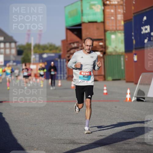 03.10.2025 - Köhlbrandbrückenlauf Michael Burmester http://msf.ph/oto/8992601 03.10.2025 09:52:21 Ziel 2937, 3267 meine-sportfotos.de