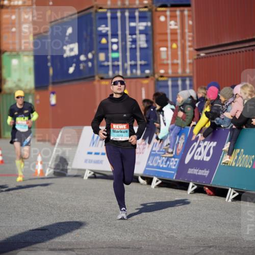03.10.2025 - Köhlbrandbrückenlauf Michael Burmester http://msf.ph/oto/8992630 03.10.2025 09:52:31 Ziel 1019, 1055, 3008, 3610 meine-sportfotos.de