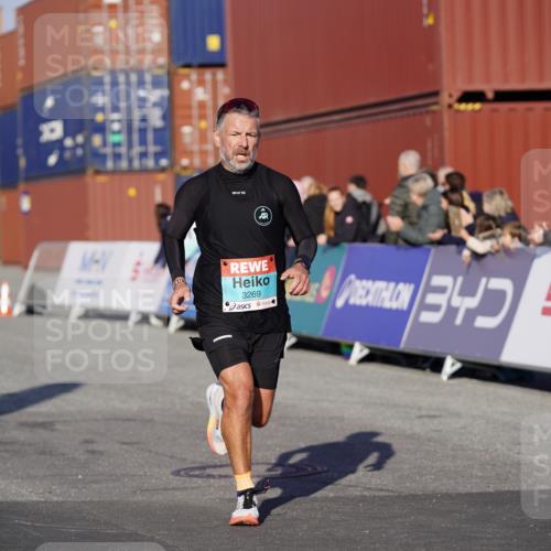 03.10.2025 - Köhlbrandbrückenlauf Michael Burmester http://msf.ph/oto/8992803 03.10.2025 09:52:47 Ziel 2933, 3269, 3629, 3712 meine-sportfotos.de