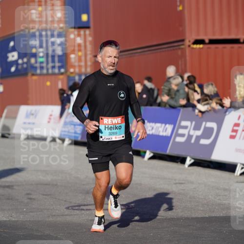 03.10.2025 - Köhlbrandbrückenlauf Michael Burmester http://msf.ph/oto/8992810 03.10.2025 09:52:47 Ziel 2933, 3269, 3629, 3712 meine-sportfotos.de