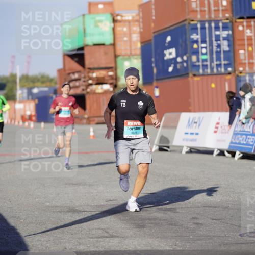 03.10.2025 - Köhlbrandbrückenlauf Michael Burmester http://msf.ph/oto/8992841 03.10.2025 09:52:51 Ziel 1035, 2705, 2933, 3269, 3629 meine-sportfotos.de