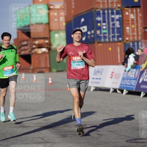 03.10.2025 - Köhlbrandbrückenlauf Michael Burmester http://msf.ph/oto/8992890 03.10.2025 09:52:54 Ziel 1035, 2705, 2933, 3269, 3629 meine-sportfotos.de