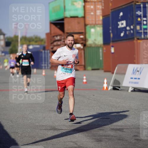 03.10.2025 - Köhlbrandbrückenlauf Michael Burmester http://msf.ph/oto/8992944 03.10.2025 09:53:08 Ziel 1029, 3618 meine-sportfotos.de