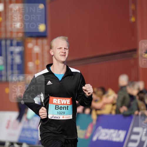03.10.2025 - Köhlbrandbrückenlauf Michael Burmester http://msf.ph/oto/8993004 03.10.2025 09:53:13 Ziel 1012, 1029, 3618 meine-sportfotos.de