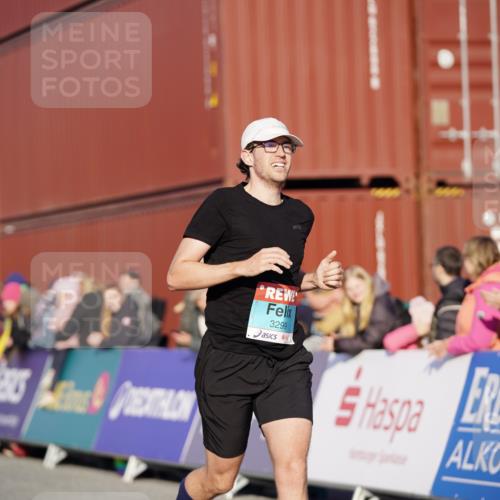 03.10.2025 - Köhlbrandbrückenlauf Michael Burmester http://msf.ph/oto/8993102 03.10.2025 09:53:24 Ziel 1012, 3078, 3226, 3262, 3299, 3704 meine-sportfotos.de