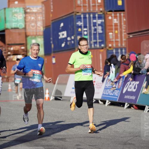 03.10.2025 - Köhlbrandbrückenlauf Michael Burmester http://msf.ph/oto/8993136 03.10.2025 09:53:25 Ziel 3078, 3226, 3262, 3299, 3704 meine-sportfotos.de