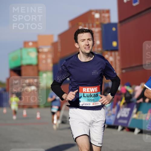 03.10.2025 - Köhlbrandbrückenlauf Michael Burmester http://msf.ph/oto/8993180 03.10.2025 09:53:27 Ziel 2831, 3078, 3226, 3262, 3299, 3704 meine-sportfotos.de