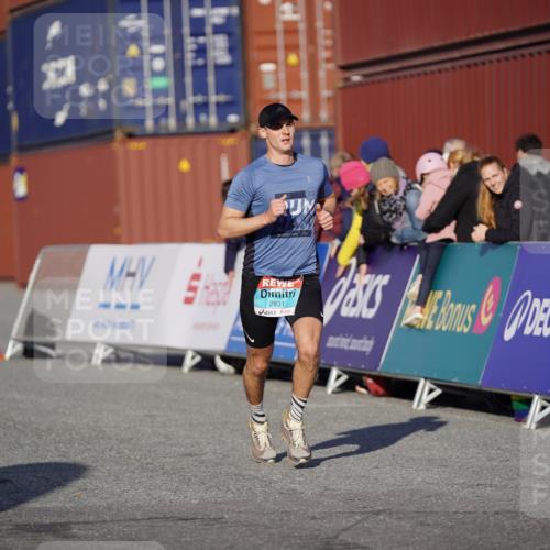 03.10.2025 - Köhlbrandbrückenlauf Michael Burmester http://msf.ph/oto/8993199 03.10.2025 09:53:29 Ziel 2831, 3078, 3226, 3262, 3299 meine-sportfotos.de