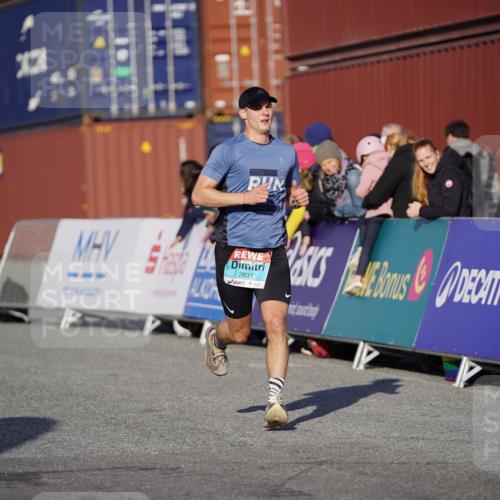 03.10.2025 - Köhlbrandbrückenlauf Michael Burmester http://msf.ph/oto/8993205 03.10.2025 09:53:29 Ziel 2831, 3078, 3226, 3262, 3299 meine-sportfotos.de