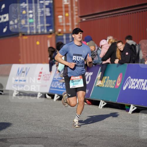 03.10.2025 - Köhlbrandbrückenlauf Michael Burmester http://msf.ph/oto/8993211 03.10.2025 09:53:29 Ziel 2831, 3078, 3226, 3262, 3299 meine-sportfotos.de