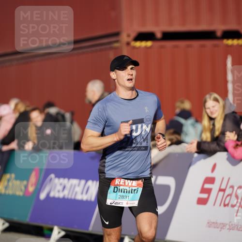 03.10.2025 - Köhlbrandbrückenlauf Michael Burmester http://msf.ph/oto/8993216 03.10.2025 09:53:30 Ziel 2831, 3078, 3226, 3262, 3299 meine-sportfotos.de