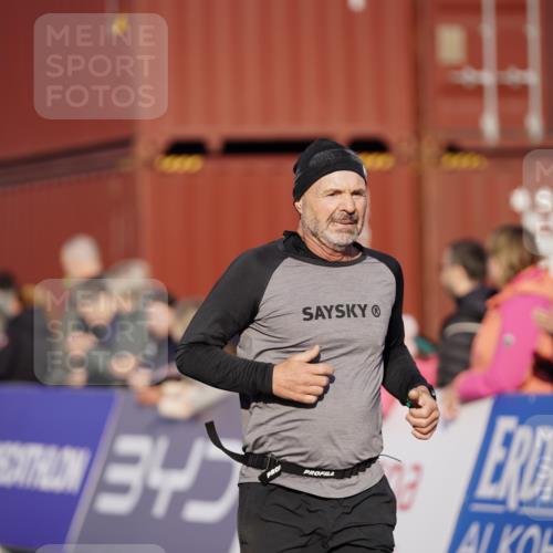 03.10.2025 - Köhlbrandbrückenlauf Michael Burmester http://msf.ph/oto/8993300 03.10.2025 09:54:12 Ziel 1037, 3785 meine-sportfotos.de