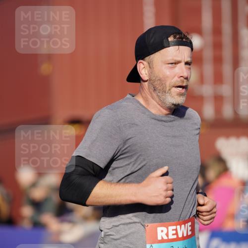 03.10.2025 - Köhlbrandbrückenlauf Michael Burmester http://msf.ph/oto/8993313 03.10.2025 09:54:13 Ziel 1037, 3785 meine-sportfotos.de