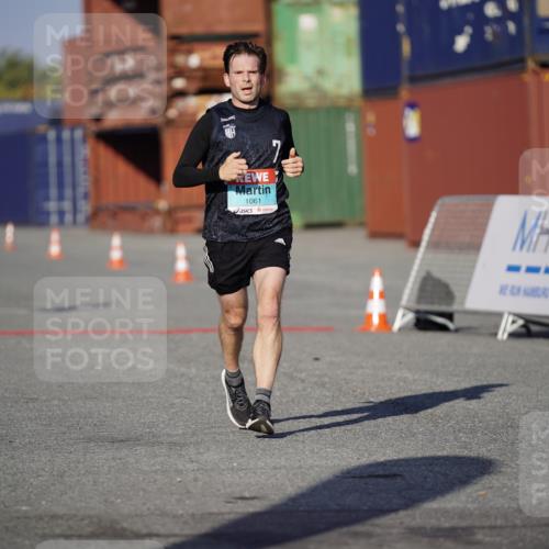 03.10.2025 - Köhlbrandbrückenlauf Michael Burmester http://msf.ph/oto/8993333 03.10.2025 09:54:20 Ziel 1061 meine-sportfotos.de