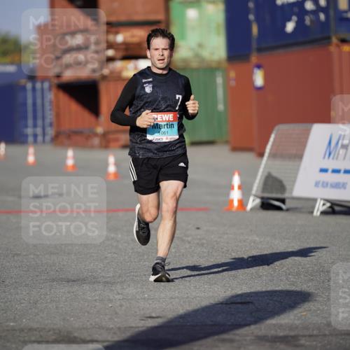 03.10.2025 - Köhlbrandbrückenlauf Michael Burmester http://msf.ph/oto/8993339 03.10.2025 09:54:20 Ziel 1061 meine-sportfotos.de