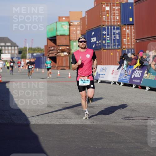 03.10.2025 - Köhlbrandbrückenlauf Michael Burmester http://msf.ph/oto/8993492 03.10.2025 09:54:45 Ziel 2961, 3376, 3527, 3609 meine-sportfotos.de