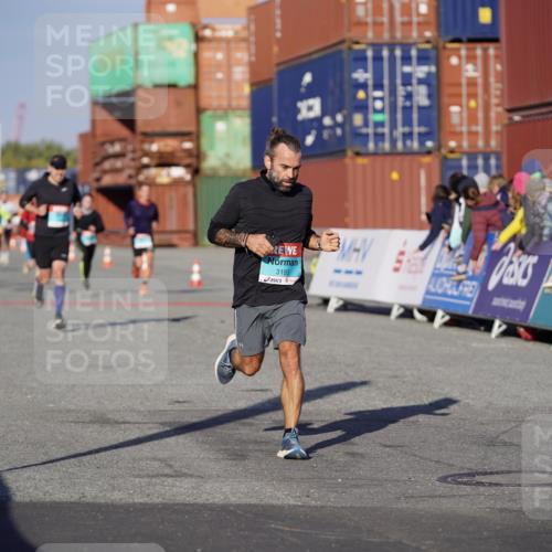 03.10.2025 - Köhlbrandbrückenlauf Michael Burmester http://msf.ph/oto/8993570 03.10.2025 09:54:53 Ziel 1268, 2961, 3193, 3288, 3376, 3527 meine-sportfotos.de