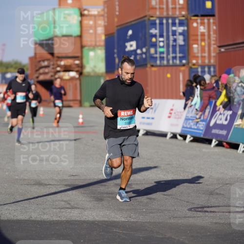 03.10.2025 - Köhlbrandbrückenlauf Michael Burmester http://msf.ph/oto/8993576 03.10.2025 09:54:54 Ziel 1268, 3193, 3288, 3527 meine-sportfotos.de