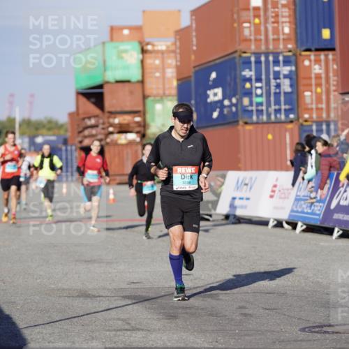 03.10.2025 - Köhlbrandbrückenlauf Michael Burmester http://msf.ph/oto/8993600 03.10.2025 09:54:57 Ziel 1268, 3083, 3152, 3193, 3288, 3490, 3527, 3628 meine-sportfotos.de